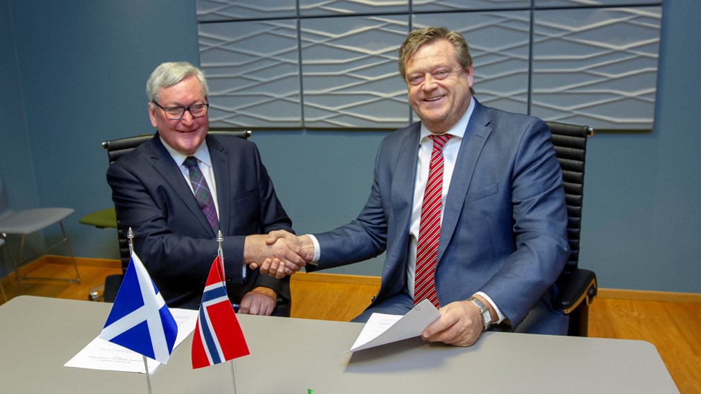 Fergus Ewing and Harald T. Nesvik sign deal in Norway 