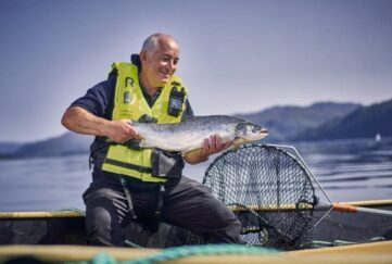 Bakkafrost-Scotland-worker-with-salmon-1glh29fg9-361x243