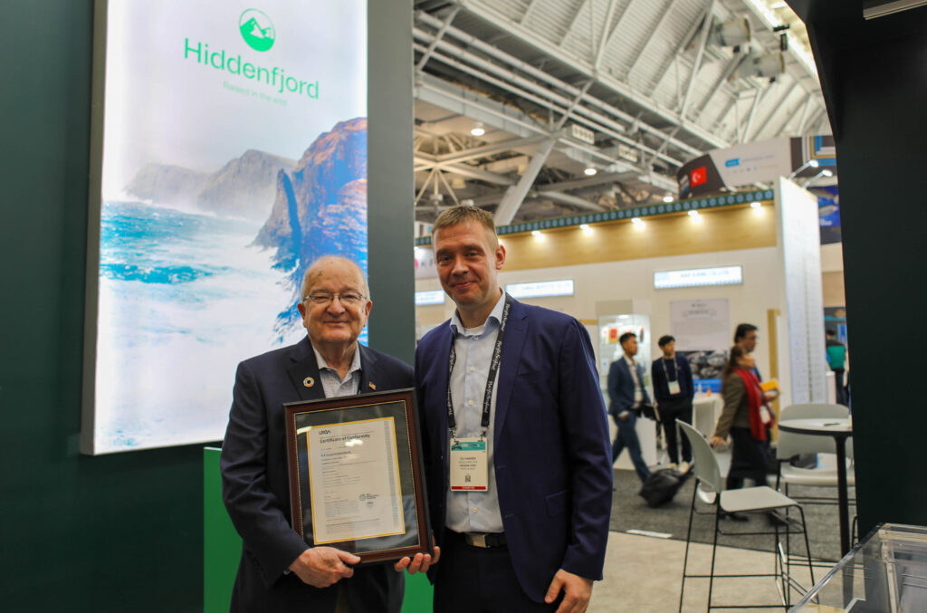 GSA CEO Wally Stevens presents Hiddenfjord Sales Director 
Óli Hansen with the company’s BAP certificate at Seafood Expo North America.
