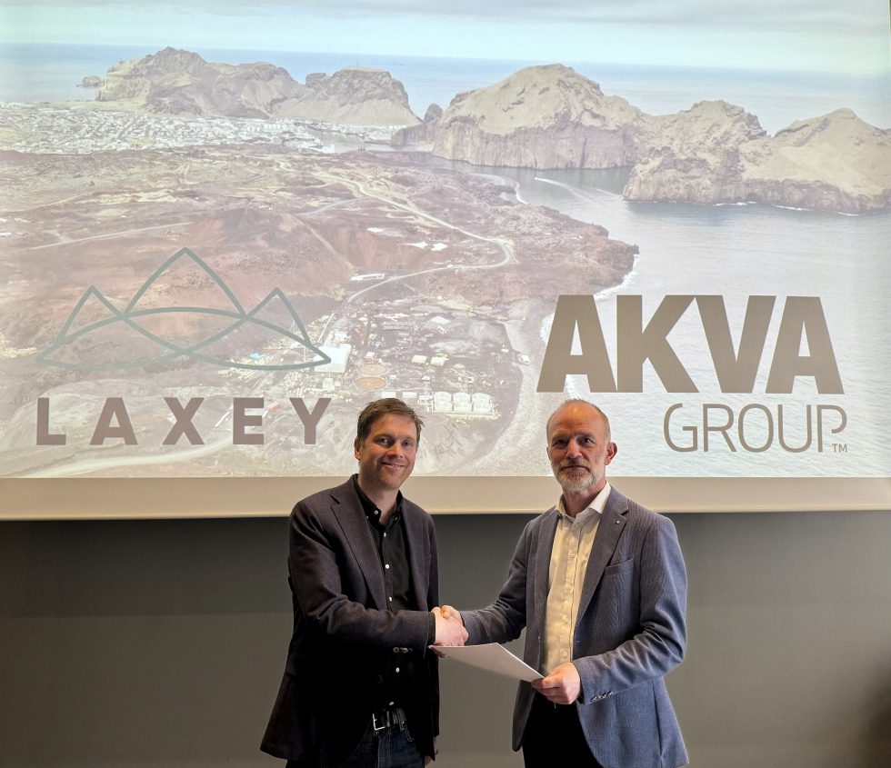 Laxey chief technical officer Steinsson (left) shakes on deal with Akva sales director Jacob Bregnballe (right) ,

 