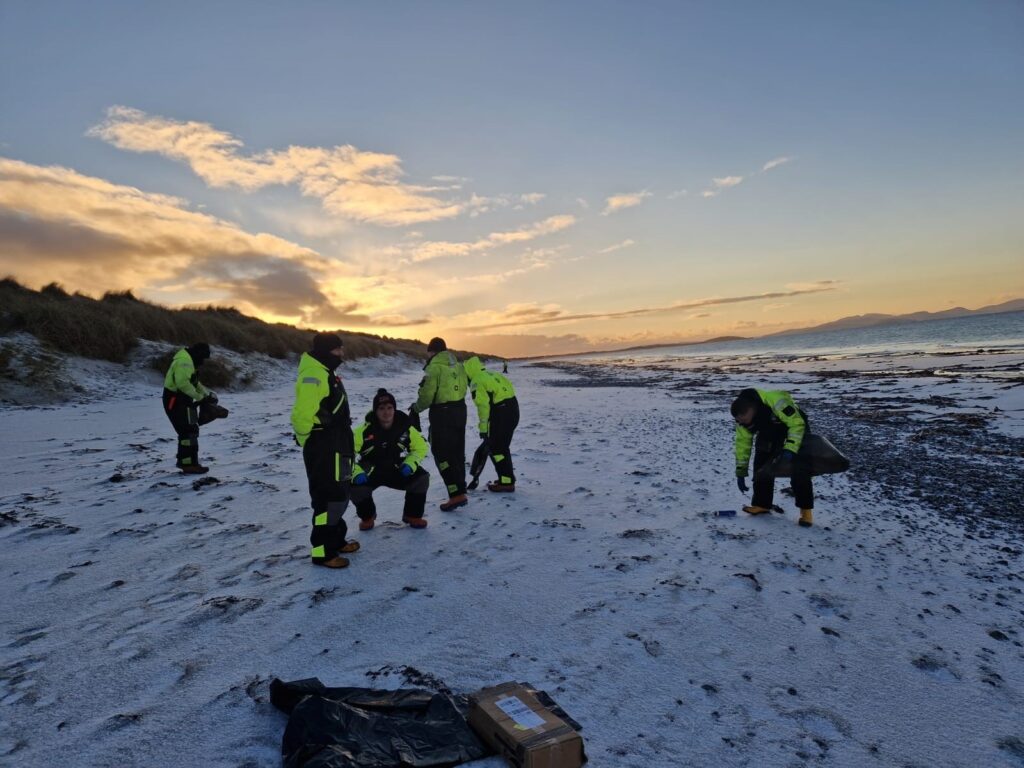 Beach cleanup, Scotland (photo: Salmon Scotland)
